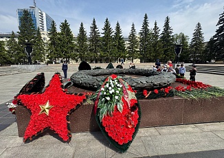Сотрудники "УСТЭК-Челябинск" возложили цветы к Вечному огню 