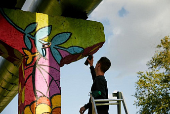 В парке «Плодушка» Ленинского района художники раскрасили опоры теплотрассы
